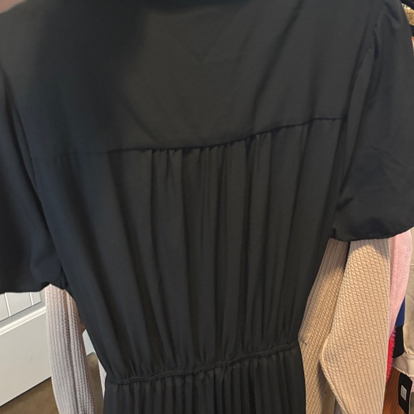 Elegant Black Pleated Dress - Picture 3 of 3